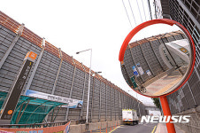 고속도로 옆 지하철 출입구 누가 설계했나?