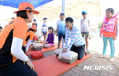 안전교육에 집중하는 어린이들