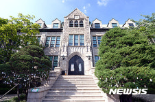 굳게 닫힌 이화여대 본관 정문