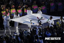 [리우2016] 마라카낭 주경기장으로 이동하는 오륜기