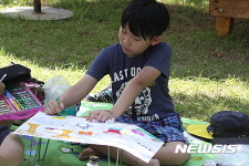 문학축전에 참가한 어린이