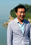 하의도 큰바위 얼굴 앞에 선 손학규 전 고문