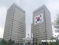 정부대전청사에 걸린 대형 태극기