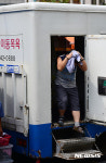 [스케치]보는 눈이 달라지겠죠 폭염속 이동목욕탕 찾은 노숙인들
