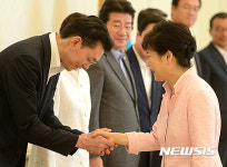 유창수 최고위원과 악수하는 박근혜 대통령