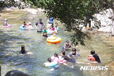 계곡으로 몰려든 피서객