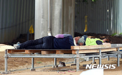 더위 식히는 공사장 인부들