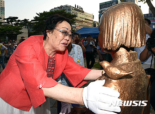 일본군 위안부 피해자 이용수 할머니, 평화의 소녀상에 헌화하며 행복하길 인사