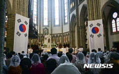 대형 태극기 걸린 명동성당