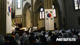 대형 태극기 게양된 명동성당