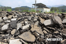 상수도 취수장 주변에 무단 야적된 폐아스콘