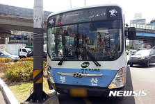 신호위반 시내버스, 차량·신호등 잇따라 들이받아