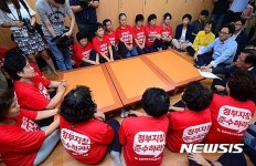 김포공항 비정규직 미화원 노동자 면담하는 을지로위원회