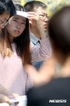 수화 통역 바라보는 김정희씨