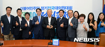 엄지척 감사패 받은 김종인 대표