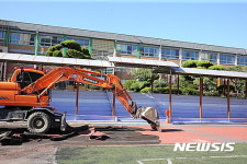 경남 김해 장유초등학교 우레탄 트랙 철거