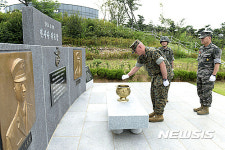 참배하는 한미 해병대 주요지휘관