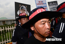 굳은 표정의 노동자