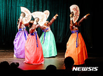 전통무용 화조풍월 선보이는 참가자들