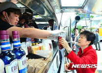 푸드트럭 에이드 받는 박 대통령