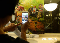 화장실에서도 전시는 진행중