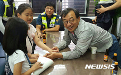 어린이들과 인사하는 새누리 이정현 대표