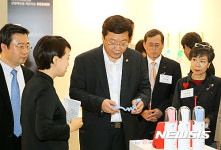 시제품 살펴보는 주형환 장관