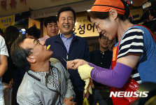 수원 못골시장 방문한 이정현 대표