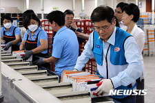 우편물 정리하는 김성태 의원