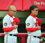 삭발한 채 국민의례하는 김기태 감독