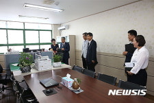 박종훈 경남교육감, 새로 구축된 창원 안남중학교 교무지원실 점검