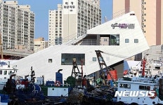 영도웰컴센터서 영도대교 도개 구경하세요