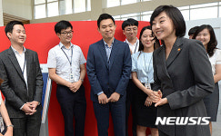 직원들과 대화하는 조윤선 신임 장관