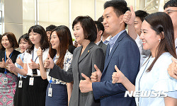 직원들과 기념촬영 하는 조윤선 신임 장관