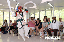 봉산 탈춤을 감상하는 해외 문화예술계 리더들