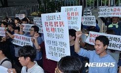 공권력 투입 촉구하는 갑을오토텍 사측 관리직 직원들