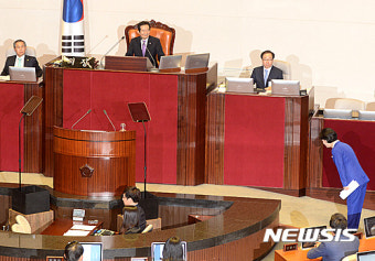 국회의장에게 인사하는 추미애 대표