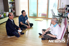 퇴직경찰관 위로하는 박천수 양산서장