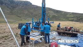 시추하는 제주 한라산 백록담