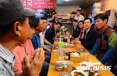 건설 근로자 어려움 듣는 황교안
