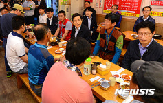 새벽인력시장 나온 건설 근로자 만난 황교안