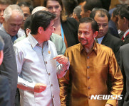 만찬장 입장하는 일본 총리와 부르나이 국왕