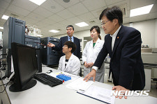 한미약품 연구센터 둘러보는 최양희 장관