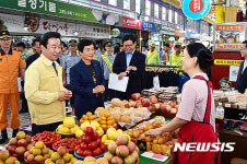 과일 구입하는 박인용 장관