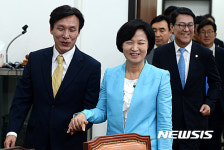 다정하게 입장하는 추미애 대표와 김민석 대표