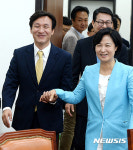 손잡고 당대표실로 들어오는 추미애 대표와 김민석 대표