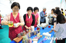 영월평생학습축제장의 산야초 꽃차 체험