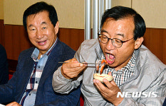 새누리 이정현 대표 수산물도매시장 방문 회 시식