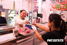 위문물품 구매하는 홍남기 차관