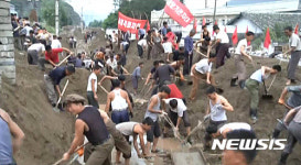 철도 선로 복구작업에 나선 청년돌격대원들